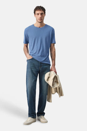 T-shirt bleu à manches courtes de MANGO, porté avec un jean et une veste.
