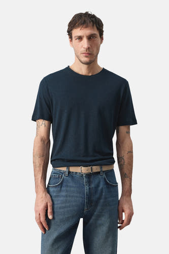 T-shirt bleu à manches courtes de MANGO, vu de dos, porté avec un jean.
