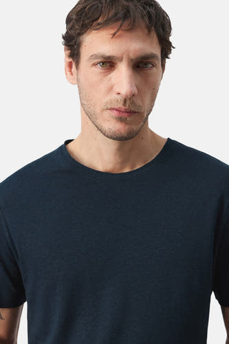T-shirt bleu à manches courtes de MANGO, gros plan sur un homme portant un t-shirt uni.