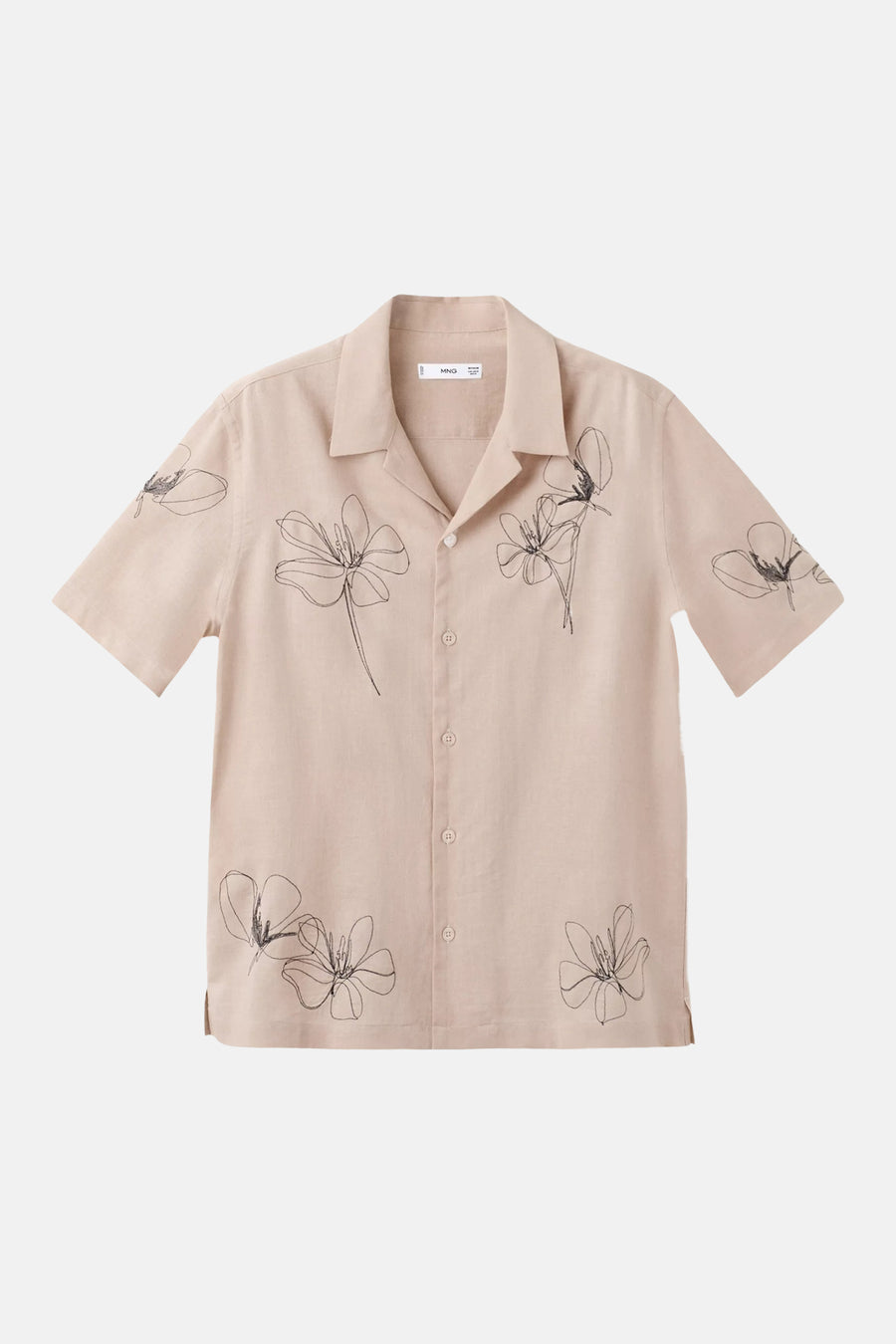 Chemise beige à manches courtes de MANGO, avec des motifs floraux noirs esquissés et un col cubain.