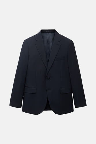 Blazer bleu de MANGO, avec une fermeture à un seul bouton et des poches avant.