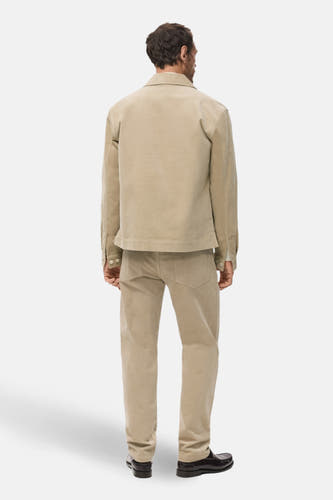 Beige hemd met lange mouwen van MANGO, achterkant gezien, gecombineerd met een broek in dezelfde kleur.