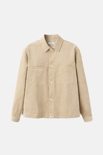 Chemise beige à manches longues de MANGO, avec poches po po et fermeture à boutons.