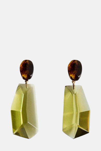 Boucles d'oreille multicolores de MANGO, avec des détails dorés et un fermoir vert facetté.