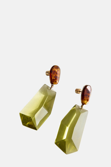 Boucles d'oreille multicolores MANGO avec un cint vert et un élément décoratif supérieur en brun foncé.