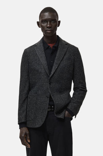 Blazer multicolore de MANGO, vu de de l'arrière, avec un motif subtil et une coupe slimme.