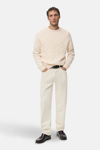 Tunique écru avec col rond de MANGO, à motif côtelé, associée à un jeans crème et des loafers en cuir marron.