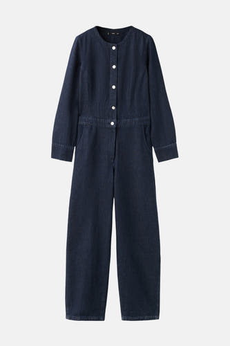 Combinaison de denim bleu marine de MANGO, avec des manches longues et une fermeture à boutons devant.