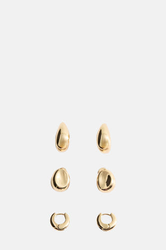 Boucles d'oreilles en or de MANGO, ensemble de trois modèles différents.