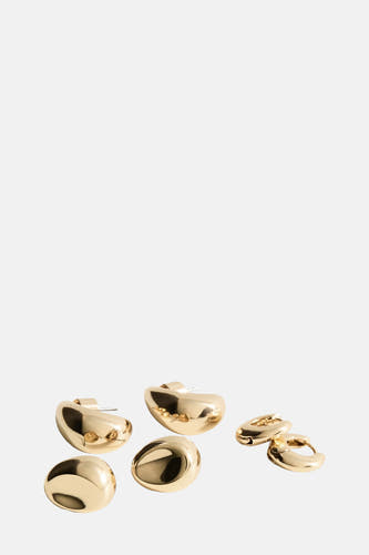 Boucles d'oreilles en or de MANGO, avec différentes formes et une finition brillante.
