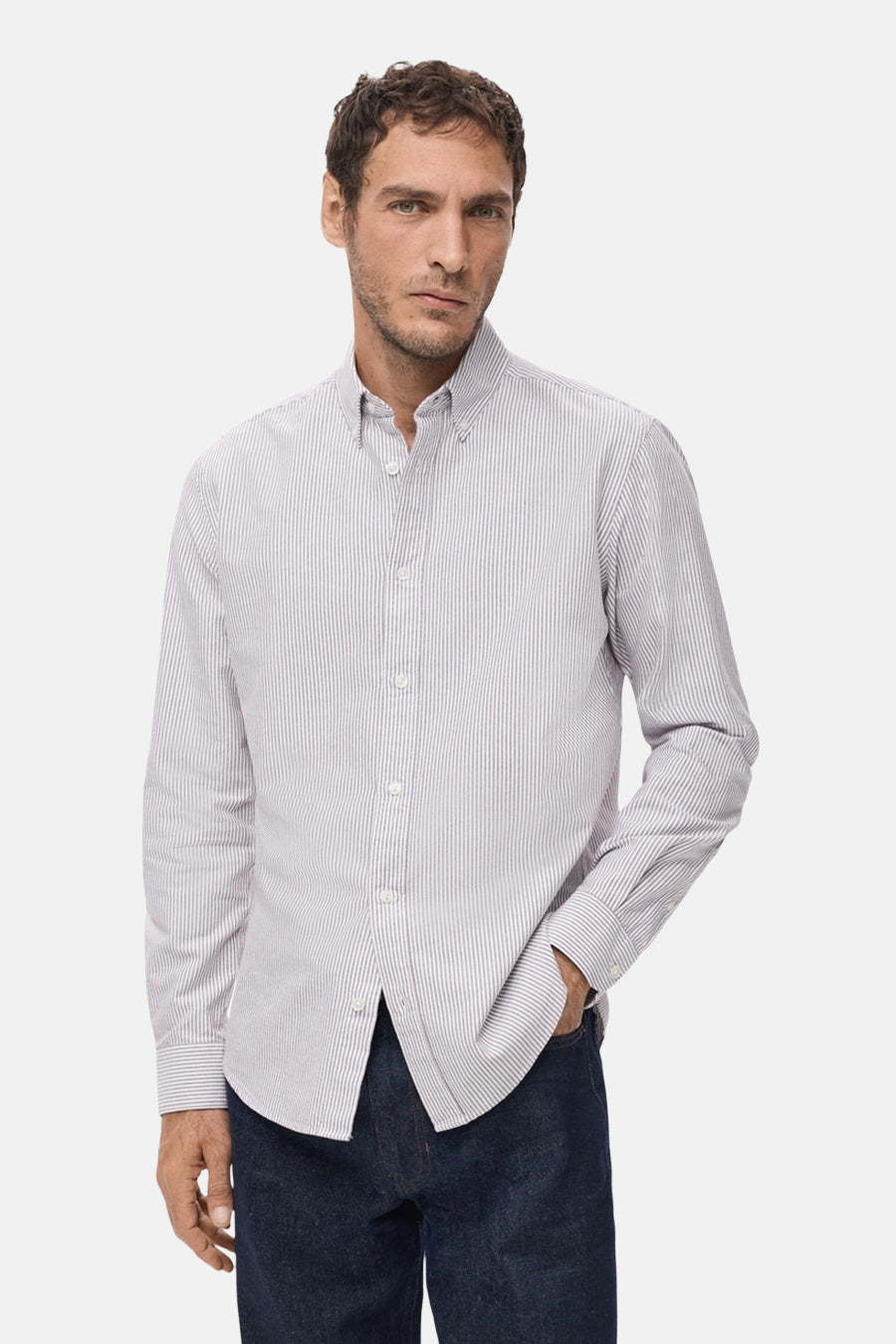 Man in gestreept overhemd en jeans.