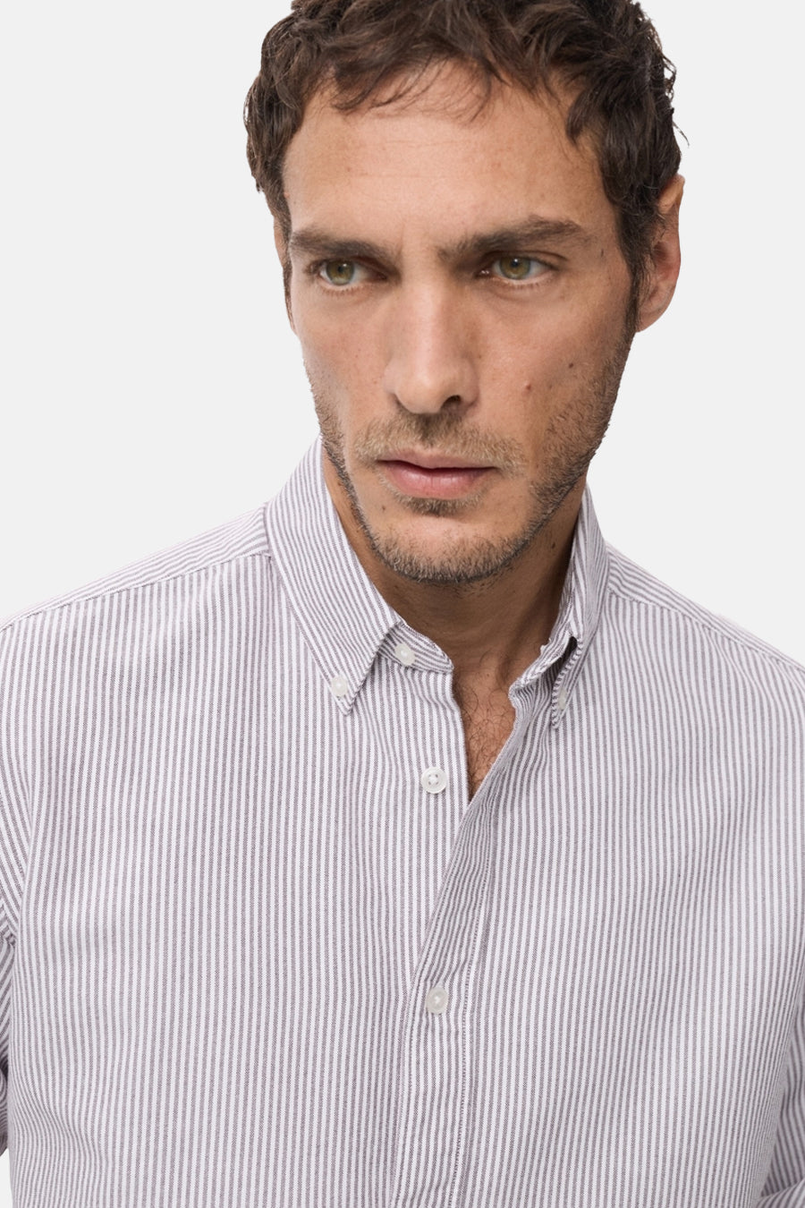 Man met gestreept overhemd.