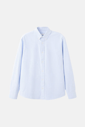 Gestreept blauw overhemd met lange mouwen.
