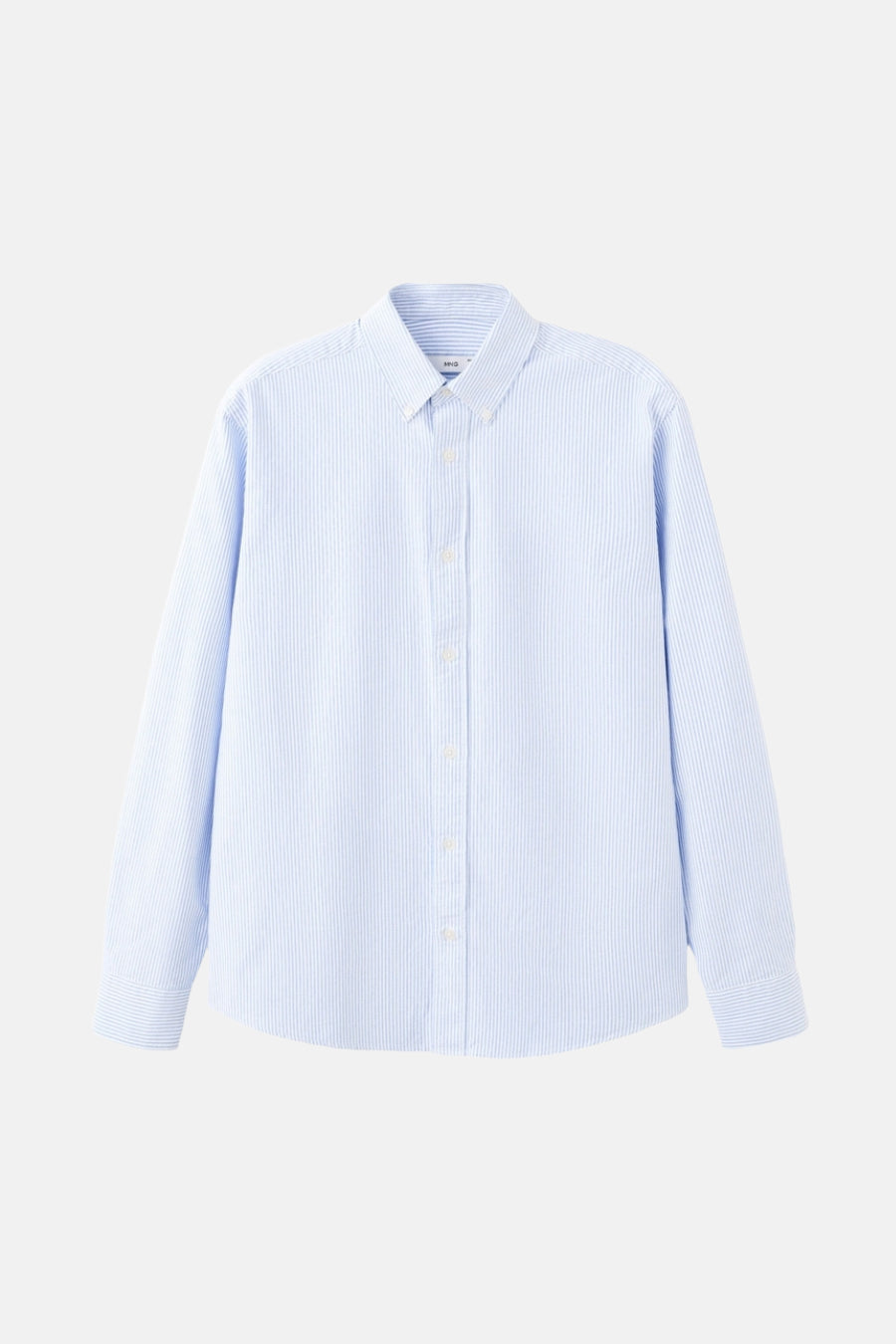 Gestreept blauw overhemd met lange mouwen.
