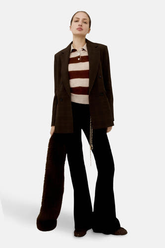 Sweat-shirt marron avec col rond de MANGO, avec des rayures beige et rouille et un col à boutons.