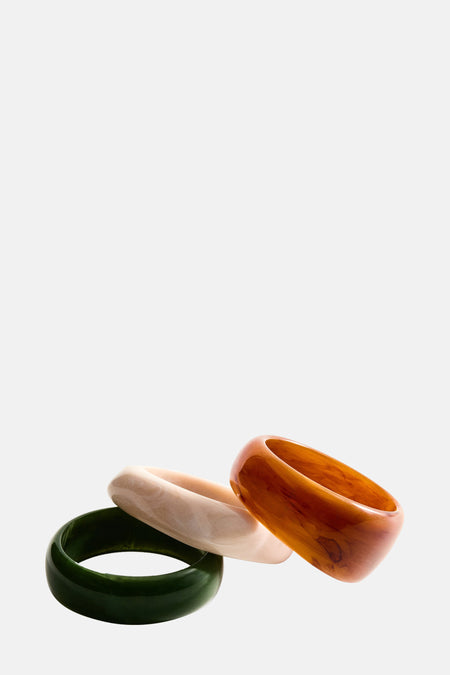 Drie armbanden in groen, beige en bruin.