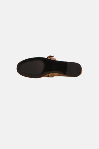 Chaussures plates marron de MANGO, avec détail de boucle, vues de la semelle.