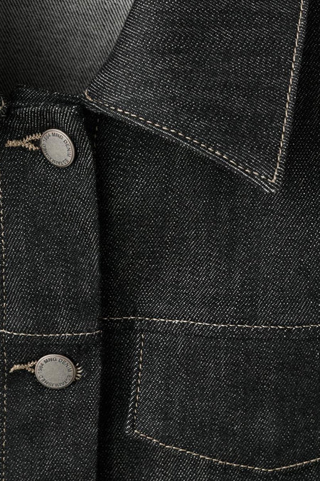 Veste en jean MANGO, avec boutons et surpiqûres contrastées, gros plan.