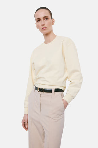 Pull beige de MANGO, à manches longues et col rond.