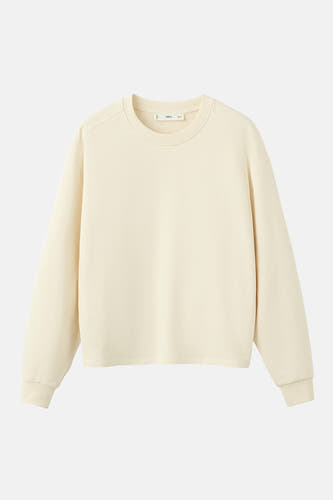 Pull beige de MANGO, à manches longues et col rond.