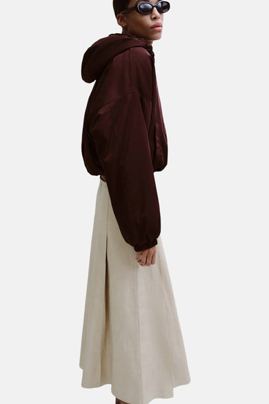 Jupe longue beige de MANGO, avec un design plissé et une texture lisse.