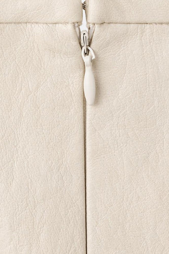 Lange beige rok van MANGO, met een gladde textuur en een witte ritssluiting in het midden.
