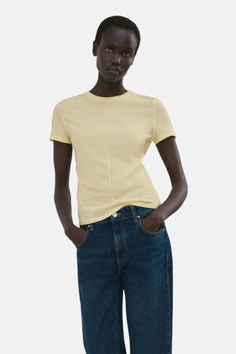 T-shirt jaune à manches courtes de MANGO, vu de dos, combiné avec un jean bleu foncé.