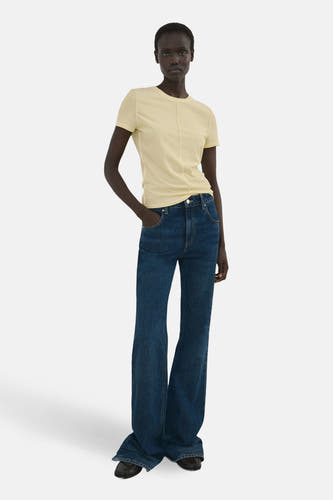 T-shirt jaune à manches courtes de MANGO, avec une coupe droite et des coutures verticales.