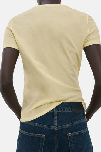 Geel T-shirt met korte mouwen van MANGO, achterkant gezien, gecombineerd met een donkerblauwe jeans.