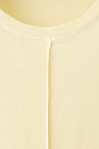T-shirt jaune à manches courtes de MANGO, avec une légère couture verticale sur le devant.