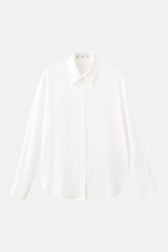 Chemise blanche à manches longues de MANGO, avec un col classique et une fermeture boutonnée.