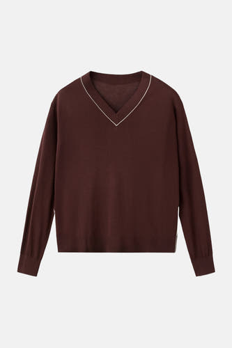 Pull col V marron de MANGO, avec un liseré blanc le long de l'encolure.