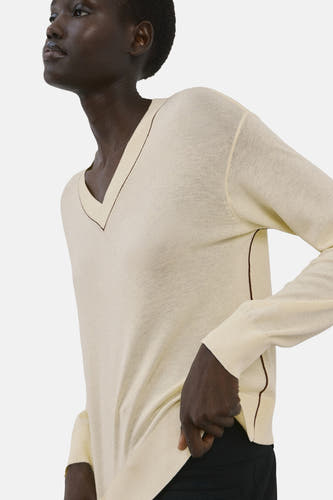 Pull jaune à col en V de MANGO, vu de dos, à manches longues et avec des détails marron le long des bords.