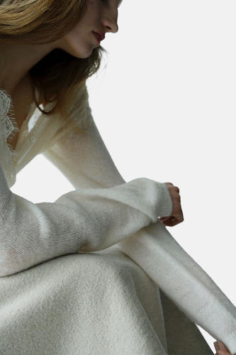 Ecru gilet van MANGO met lange mouwen en kanten details aan de halslijn.
