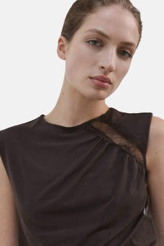 Chemisier marron sans manches de MANGO, avec détail en dentelle sur l'épaule et effet drapé.
