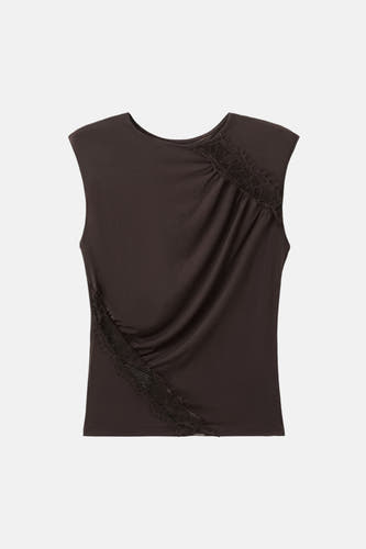 Blouse sans manches marron de MANGO, avec drapé et détails en dentelle le long de l'épaule et du côté.