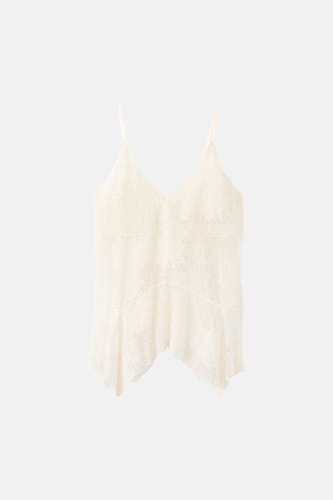 Haut écru à fines bretelles de MANGO, avec une texture en dentelle et un ourlet asymétrique.