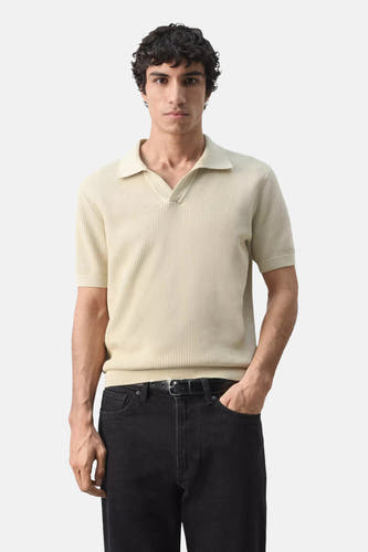 Beige korte mouwen polo van MANGO met ribstructuur, vooraanzicht, model draagt donkere jeans en zwarte riem