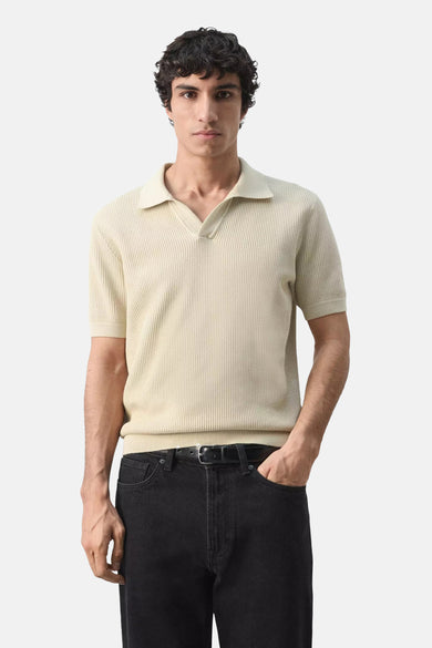 Beige korte mouwen polo van MANGO met ribstructuur, vooraanzicht, model draagt donkere jeans en zwarte riem