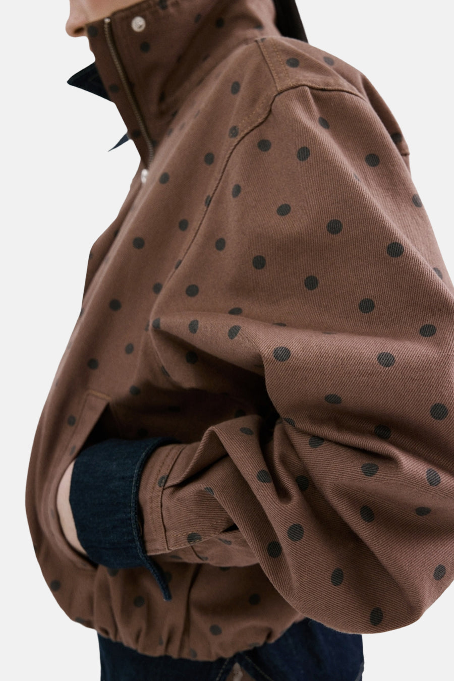 Manteau court marron de MANGO, à motif à pois, manches longues et col montant, vu de dos.