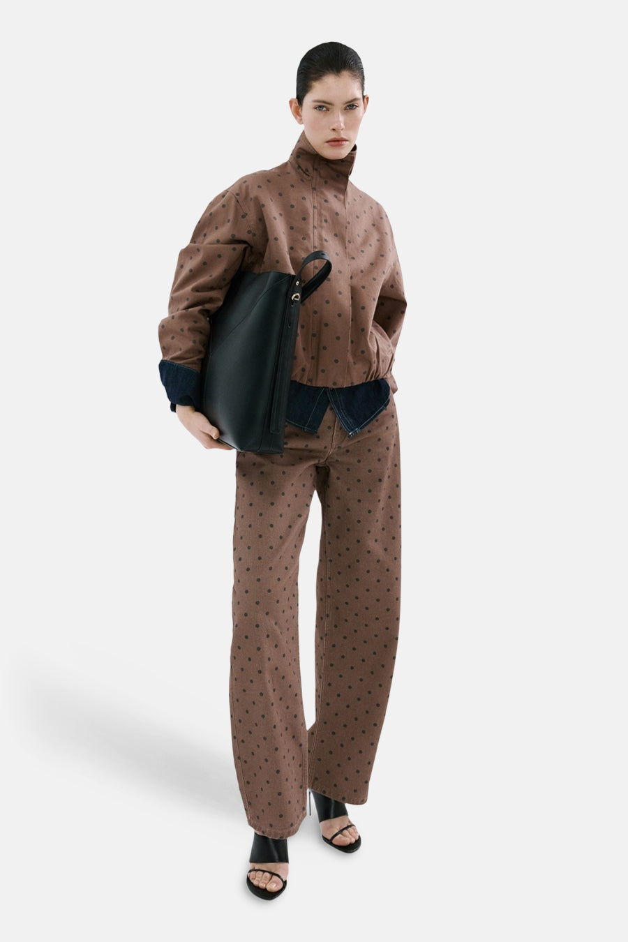 Veste courte marron de MANGO, avec un motif à pois intégral et des accents en denim, combinée avec un pantalon assorti et des sandales.