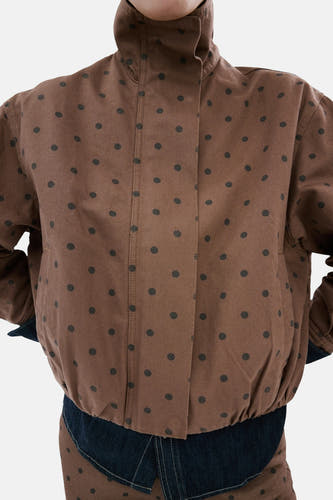 Veste courte marron de MANGO, avec un motif à pois intégral et un col montant.
