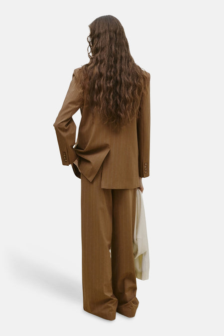 Bruine blazer van MANGO, getailleerd model met krijtstreep en lange mouwen, rugaanzicht.