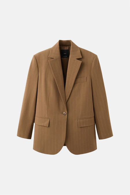 Blazer marron MANGO à rayures craie, fermeture boutonnée et poches.