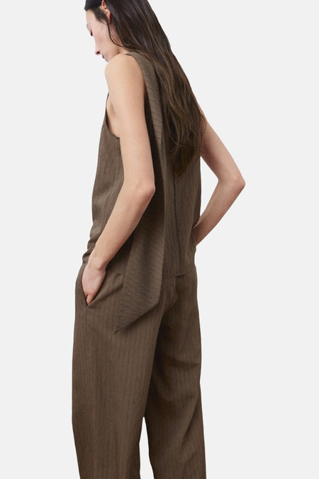 Mouwloze bruine blouse van MANGO, met gestreepte textuur en een lange losse strook stof aan de achterkant.
