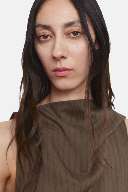 Chemisier marron sans manches de MANGO, avec une subtile rayure verticale et un décolleté drapé.