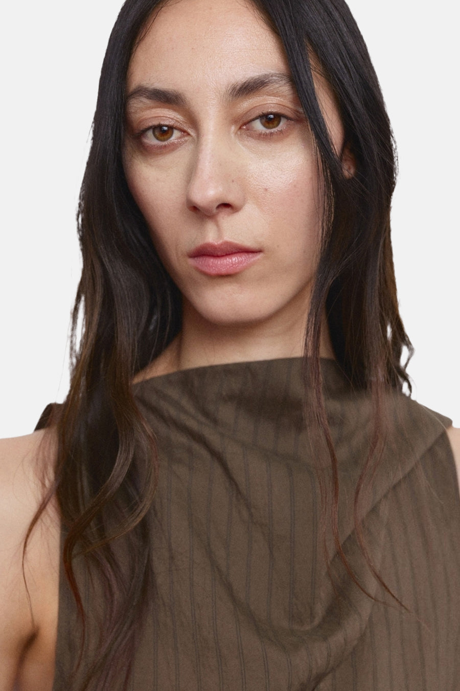 Chemisier marron sans manches de MANGO, avec une subtile rayure verticale et un décolleté drapé.