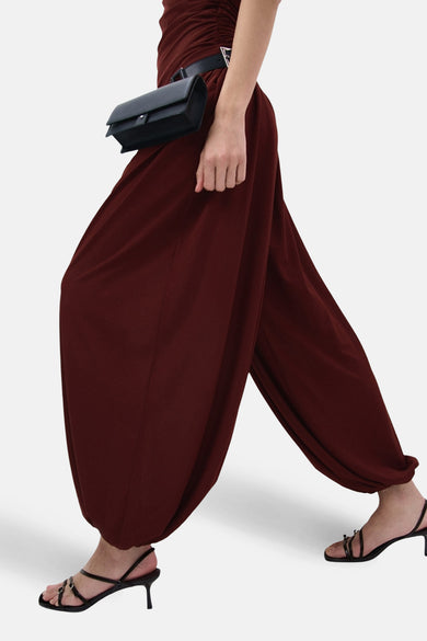 Pantalon marron de MANGO, à jambes larges et poignets élastiques, vue de dos.