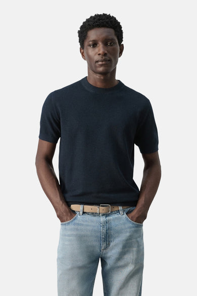 T-shirt bleu à manches courtes de MANGO, vu de dos, porté avec un jean clair.
