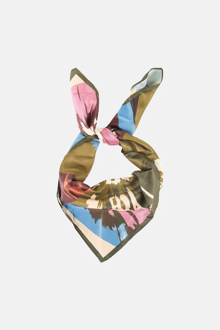Écharpe multicolore de MANGO, avec un motif floral abstrait dans des tons de rose, bleu et marron.